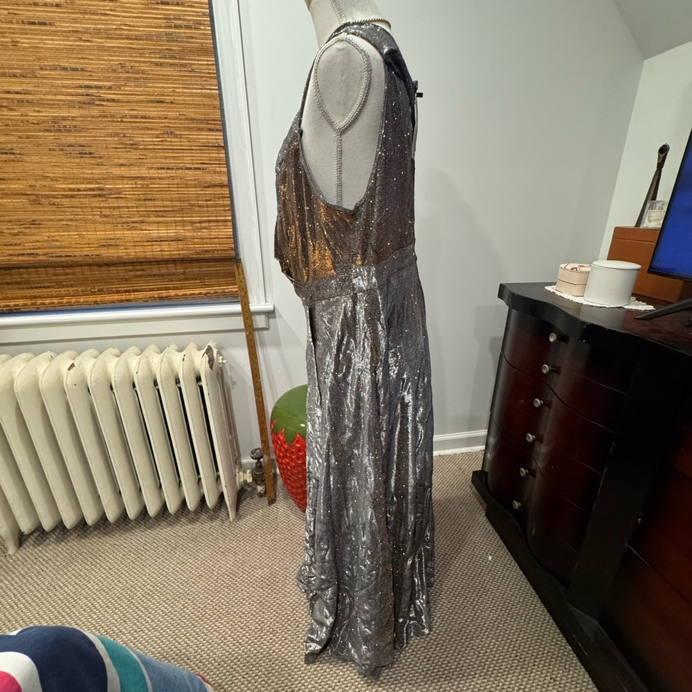 Elegant Silver and Gold Sleeveless Dress - Picture 6 of 8